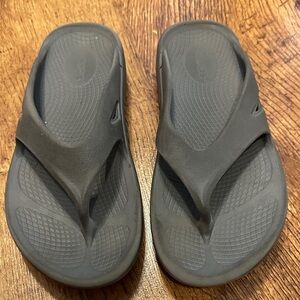 Oofos women’s gray size 5